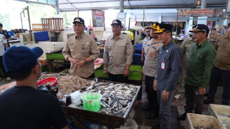Bupati Barito Utara, H. Shalahuddin, didampingi Wakil Bupati Felix Sonadie Y. Tingan, Sekretaris Daerah Muhlis, serta jajaran Forkopimda melakukan peninjauan harga dan ketersediaan bahan pokok di Pasaryang ada di Muara Teweh, Jumat (13/3/2026).