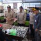 Bupati Barito Utara, H. Shalahuddin, didampingi Wakil Bupati Felix Sonadie Y. Tingan, Sekretaris Daerah Muhlis, serta jajaran Forkopimda melakukan peninjauan harga dan ketersediaan bahan pokok di Pasaryang ada di Muara Teweh, Jumat (13/3/2026).