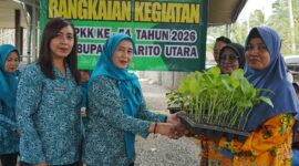 Ketua Tim Penggerak PKK Kabupaten Barito Utara, Hj. Maya Savitri Shalahuddin didampingi Ketua Gabungan Organisasi Wanita (GOW) Barito Utara, Mira Apriyantinada Felix Y. Tingan, menyerahkan bibit tanaman pakcoy kepada masyarakat pada rangkaian kegiatan Hari Kesatuan Gerak PKK ke-54 Tahun 2026 di Desa Batu Raya I, Kecamatan Gunung Timang, Rabu (11/3/2026).