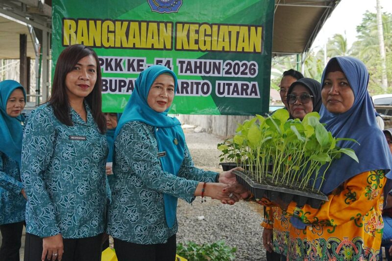 Ketua Tim Penggerak PKK Kabupaten Barito Utara, Hj. Maya Savitri Shalahuddin didampingi Ketua Gabungan Organisasi Wanita (GOW) Barito Utara, Mira Apriyantinada Felix Y. Tingan, menyerahkan bibit tanaman pakcoy kepada masyarakat pada rangkaian kegiatan Hari Kesatuan Gerak PKK ke-54 Tahun 2026 di Desa Batu Raya I, Kecamatan Gunung Timang, Rabu (11/3/2026).