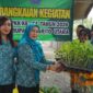 Ketua Tim Penggerak PKK Kabupaten Barito Utara, Hj. Maya Savitri Shalahuddin didampingi Ketua Gabungan Organisasi Wanita (GOW) Barito Utara, Mira Apriyantinada Felix Y. Tingan, menyerahkan bibit tanaman pakcoy kepada masyarakat pada rangkaian kegiatan Hari Kesatuan Gerak PKK ke-54 Tahun 2026 di Desa Batu Raya I, Kecamatan Gunung Timang, Rabu (11/3/2026).