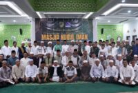 Bupati Barito Utara H. Shalahuddin, S.T., M.T. didampingi Wakil Bupati Felix Sonadie Y. Tingan, A.Md, Sekretaris Daerah Drs. Muhlis, M.A.P., unsur Forkopimda, tokoh agama, dan masyarakat, foto bersama usai peresmian Masjid Nurul Iman yang dirangkai dengan Safari Ramadan di Desa Lemo I, Kecamatan Teweh Tengah, Selasa (10/3/2026).