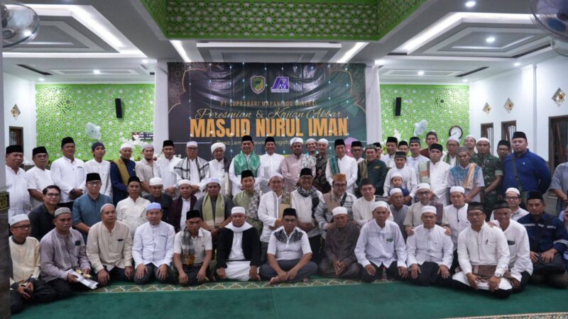 Bupati Barito Utara H. Shalahuddin, S.T., M.T. didampingi Wakil Bupati Felix Sonadie Y. Tingan, A.Md, Sekretaris Daerah Drs. Muhlis, M.A.P., unsur Forkopimda, tokoh agama, dan masyarakat, foto bersama usai peresmian Masjid Nurul Iman yang dirangkai dengan Safari Ramadan di Desa Lemo I, Kecamatan Teweh Tengah, Selasa (10/3/2026).