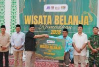 Bupati Barito Utara, H. Shalahuddin, didampingi Wakil Bupati dan Sekretaris Daerah, menyerahkan secara simbolis bantuan program Wisata Belanja Ramadan 2026 kepada perwakilan penerima di Masjid Raya Shiratal Mustaqim, Muara Teweh, Sabtu (14/03/2026).