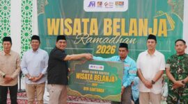 Bupati Barito Utara, H. Shalahuddin, didampingi Wakil Bupati dan Sekretaris Daerah, menyerahkan secara simbolis bantuan program Wisata Belanja Ramadan 2026 kepada perwakilan penerima di Masjid Raya Shiratal Mustaqim, Muara Teweh, Sabtu (14/03/2026).