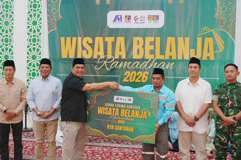 Bupati Barito Utara, H. Shalahuddin, didampingi Wakil Bupati dan Sekretaris Daerah, menyerahkan secara simbolis bantuan program Wisata Belanja Ramadan 2026 kepada perwakilan penerima di Masjid Raya Shiratal Mustaqim, Muara Teweh, Sabtu (14/03/2026).