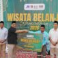 Bupati Barito Utara, H. Shalahuddin, didampingi Wakil Bupati dan Sekretaris Daerah, menyerahkan secara simbolis bantuan program Wisata Belanja Ramadan 2026 kepada perwakilan penerima di Masjid Raya Shiratal Mustaqim, Muara Teweh, Sabtu (14/03/2026).
