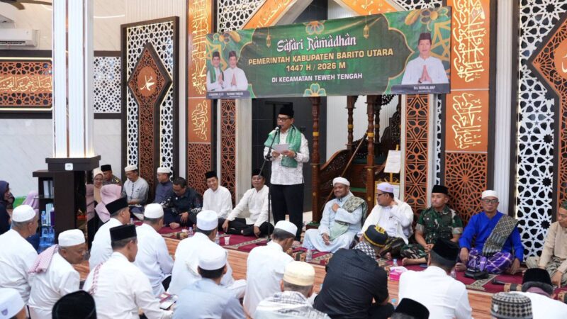 Bupati Barito Utara H. Shalahuddin, S.T., M.T. menyampaikan sambutan pada kegiatan Safari Ramadan 1447 H/2026 M Pemerintah Kabupaten Barito Utara di Masjid Al Arafah, Kelurahan Lanjas, Kecamatan Teweh Tengah, Muara Teweh, Kamis (12/3/2026).