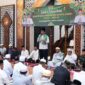 Bupati Barito Utara H. Shalahuddin, S.T., M.T. menyampaikan sambutan pada kegiatan Safari Ramadan 1447 H/2026 M Pemerintah Kabupaten Barito Utara di Masjid Al Arafah, Kelurahan Lanjas, Kecamatan Teweh Tengah, Muara Teweh, Kamis (12/3/2026).