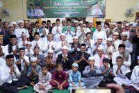 Bupati Barito Utara, H. Shalahuddin, bersama Wakil Bupati Felix Sonadie Y. Tingan, Sekretaris Daerah Muhlis, serta jajaran pemerintah daerah dan tokoh masyarakat berfoto bersama usai kegiatan Safari Ramadan 1447 H/2026 M di Masjid Babussalam, Kelurahan Jambu, Kecamatan Teweh Baru, Jumat (13/03/2026).