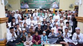 Bupati Barito Utara, H. Shalahuddin, bersama Wakil Bupati Felix Sonadie Y. Tingan, Sekretaris Daerah Muhlis, serta jajaran pemerintah daerah dan tokoh masyarakat berfoto bersama usai kegiatan Safari Ramadan 1447 H/2026 M di Masjid Babussalam, Kelurahan Jambu, Kecamatan Teweh Baru, Jumat (13/03/2026).