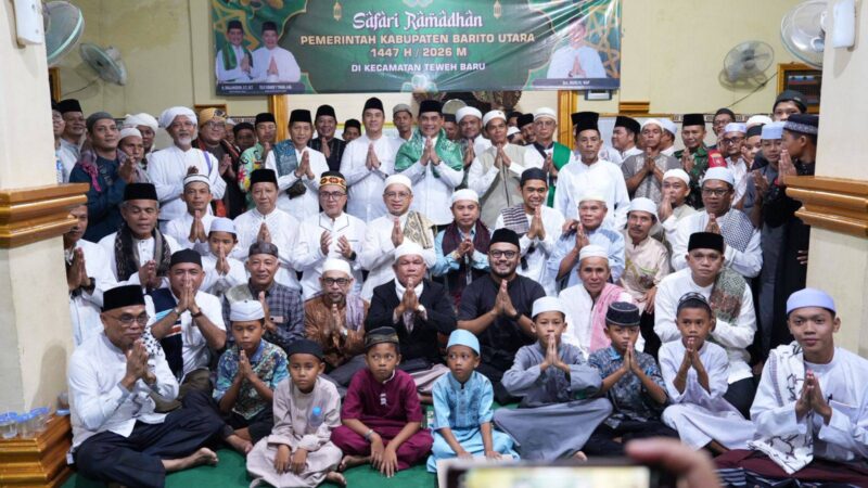Bupati Barito Utara, H. Shalahuddin, bersama Wakil Bupati Felix Sonadie Y. Tingan, Sekretaris Daerah Muhlis, serta jajaran pemerintah daerah dan tokoh masyarakat berfoto bersama usai kegiatan Safari Ramadan 1447 H/2026 M di Masjid Babussalam, Kelurahan Jambu, Kecamatan Teweh Baru, Jumat (13/03/2026).