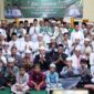 Bupati Barito Utara, H. Shalahuddin, bersama Wakil Bupati Felix Sonadie Y. Tingan, Sekretaris Daerah Muhlis, serta jajaran pemerintah daerah dan tokoh masyarakat berfoto bersama usai kegiatan Safari Ramadan 1447 H/2026 M di Masjid Babussalam, Kelurahan Jambu, Kecamatan Teweh Baru, Jumat (13/03/2026).