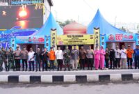 Bupati Barito Utara H. Shalahuddin bersama Wakil Bupati, Sekretaris Daerah, unsur Forkopimda, serta jajaran terkait berfoto bersama saat kunjungan peninjauan Pos Pelayanan Operasi Ketupat Telabang 2026 di kawasan Water Front City, Muara Teweh, Kamis (19/03/2026).