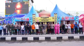 Bupati Barito Utara H. Shalahuddin bersama Wakil Bupati, Sekretaris Daerah, unsur Forkopimda, serta jajaran terkait berfoto bersama saat kunjungan peninjauan Pos Pelayanan Operasi Ketupat Telabang 2026 di kawasan Water Front City, Muara Teweh, Kamis (19/03/2026).