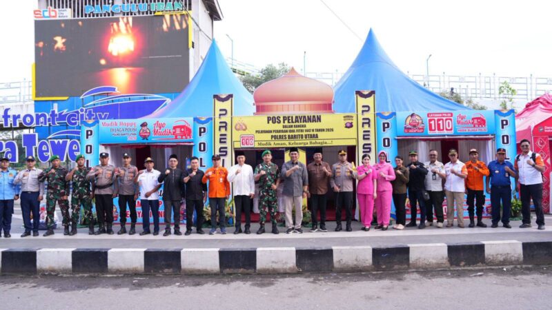 Bupati Barito Utara H. Shalahuddin bersama Wakil Bupati, Sekretaris Daerah, unsur Forkopimda, serta jajaran terkait berfoto bersama saat kunjungan peninjauan Pos Pelayanan Operasi Ketupat Telabang 2026 di kawasan Water Front City, Muara Teweh, Kamis (19/03/2026).