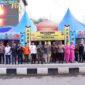 Bupati Barito Utara H. Shalahuddin bersama Wakil Bupati, Sekretaris Daerah, unsur Forkopimda, serta jajaran terkait berfoto bersama saat kunjungan peninjauan Pos Pelayanan Operasi Ketupat Telabang 2026 di kawasan Water Front City, Muara Teweh, Kamis (19/03/2026).