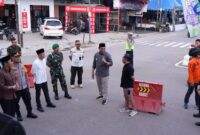 Bupati Barito Utara H Shalahuddin bersama Wakil Bupati Felix Sonadie Y Tingan, Sekretaris Daerah Muhlis, unsur FKPD, asisten sekda, serta kepala OPD saat melakukan peninjauan langsung ke panggung utama Pawai Takbir Akbar di Bundaran Air Mancur, Kamis (19/3/2026)