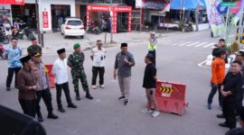 Bupati Barito Utara H Shalahuddin bersama Wakil Bupati Felix Sonadie Y Tingan, Sekretaris Daerah Muhlis, unsur FKPD, asisten sekda, serta kepala OPD saat melakukan peninjauan langsung ke panggung utama Pawai Takbir Akbar di Bundaran Air Mancur, Kamis (19/3/2026)