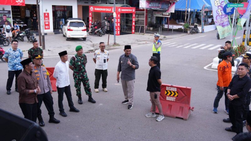 Bupati Barito Utara H Shalahuddin bersama Wakil Bupati Felix Sonadie Y Tingan, Sekretaris Daerah Muhlis, unsur FKPD, asisten sekda, serta kepala OPD saat melakukan peninjauan langsung ke panggung utama Pawai Takbir Akbar di Bundaran Air Mancur, Kamis (19/3/2026)