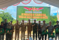 Wakil Bupati Barito Utara, Felix Sonadie Y. Tingan, berfoto bersama masyarakat setempat usai mengikuti kegiatan ground breaking Jembatan Garuda Kodam XXII/Tambun Bungai di Muara Teweh.