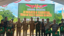 Wakil Bupati Barito Utara, Felix Sonadie Y. Tingan, berfoto bersama masyarakat setempat usai mengikuti kegiatan ground breaking Jembatan Garuda Kodam XXII/Tambun Bungai di Muara Teweh.