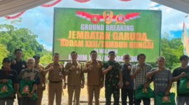 Wakil Bupati Barito Utara, Felix Sonadie Y. Tingan, berfoto bersama masyarakat setempat usai mengikuti kegiatan ground breaking Jembatan Garuda Kodam XXII/Tambun Bungai di Muara Teweh.