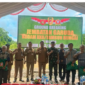 Wakil Bupati Barito Utara, Felix Sonadie Y. Tingan, berfoto bersama masyarakat setempat usai mengikuti kegiatan ground breaking Jembatan Garuda Kodam XXII/Tambun Bungai di Muara Teweh.