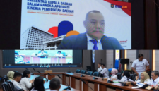 Jajaran pejabat Pemkab Barito Utara mengikuti Zoom Meeting dalam Ruang Rapat A untuk penilaian representasi kepala daerah, yang membahas evaluasi program pemerintah dalam menurunkan angka pengangguran dan meningkatkan kualitas SDM di daerah.