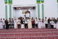 Bupati Barito Utara, H. Shalahuddin, didampingi Sekretaris Daerah Drs. Muhlis, bersalaman dengan masyarakat usai pelaksanaan Shalat Idul Fitri 1447 Hijriah di Masjid Raya Shiratal Mustaqim, Muara Teweh, Sabtu (21/3/2026).