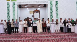 Bupati Barito Utara, H. Shalahuddin, didampingi Sekretaris Daerah Drs. Muhlis, bersalaman dengan masyarakat usai pelaksanaan Shalat Idul Fitri 1447 Hijriah di Masjid Raya Shiratal Mustaqim, Muara Teweh, Sabtu (21/3/2026).
