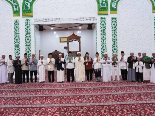 Bupati Barito Utara, H. Shalahuddin, didampingi Sekretaris Daerah Drs. Muhlis, bersalaman dengan masyarakat usai pelaksanaan Shalat Idul Fitri 1447 Hijriah di Masjid Raya Shiratal Mustaqim, Muara Teweh, Sabtu (21/3/2026).