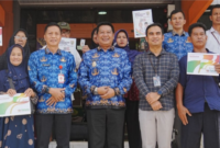 Wakil Bupati Barito Utara Felix Sonadie Y Tingan didampingi Sekretaris Daerah Muhlis menyerahkan secara simbolis tabungan Bank Kalteng dan Kartu Program Huma Betang Sejahtera kepada perwakilan penerima manfaat di Bank Kalteng Cabang Muara Teweh, Selasa (17/03/2026).