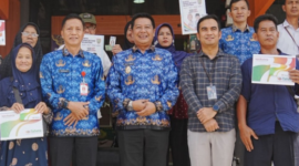 Wakil Bupati Barito Utara Felix Sonadie Y Tingan didampingi Sekretaris Daerah Muhlis menyerahkan secara simbolis tabungan Bank Kalteng dan Kartu Program Huma Betang Sejahtera kepada perwakilan penerima manfaat di Bank Kalteng Cabang Muara Teweh, Selasa (17/03/2026).