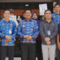 Wakil Bupati Barito Utara Felix Sonadie Y Tingan didampingi Sekretaris Daerah Muhlis menyerahkan secara simbolis tabungan Bank Kalteng dan Kartu Program Huma Betang Sejahtera kepada perwakilan penerima manfaat di Bank Kalteng Cabang Muara Teweh, Selasa (17/03/2026).