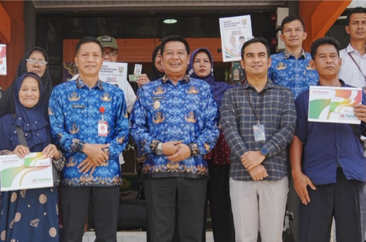 Wakil Bupati Barito Utara Felix Sonadie Y Tingan didampingi Sekretaris Daerah Muhlis menyerahkan secara simbolis tabungan Bank Kalteng dan Kartu Program Huma Betang Sejahtera kepada perwakilan penerima manfaat di Bank Kalteng Cabang Muara Teweh, Selasa (17/03/2026).