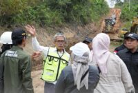 Kepala Dinas PUPR Kabupaten Barito Utara, Muhammad Iman Topik, S.IP., M.Si., memberikan penjelasan saat mendampingi Anggota DPRD Kabupaten Barito Utara dalam sidak peninjauan penanganan ruas jalan KM 34-Simpang Benangin, 7 Januari 2026.