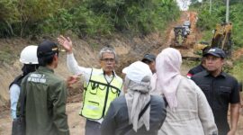 Kepala Dinas PUPR Kabupaten Barito Utara, Muhammad Iman Topik, S.IP., M.Si., memberikan penjelasan saat mendampingi Anggota DPRD Kabupaten Barito Utara dalam sidak peninjauan penanganan ruas jalan KM 34-Simpang Benangin, 7 Januari 2026.