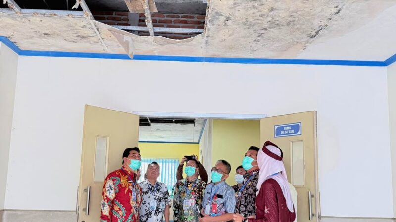 Bupati Barito Utara H. Shalahuddin bersama Wakil Bupati Barito Utara Felix Sonadie Y. Tingan meninjau area layanan dan progres perbaikan fisik di RSUD Muara Teweh, Muara Teweh, Kamis (19/2/2026).