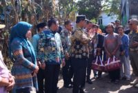 Bupati Barito Utara H. Shalahuddin bersama Wakil Bupati Felix Sonadie Y. Tingan, Sekretaris Daerah Drs. Muhlis, dan jajaran Pemkab Barito Utara berdialog dengan warga sekaligus menyerahkan bantuan saat meninjau lokasi kebakaran di Jalan Aisyah Indah RT 30, Kelurahan Lanjas, Kecamatan Teweh Tengah, Muara Teweh, Kamis (26/2/2026).