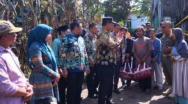 Bupati Barito Utara H. Shalahuddin bersama Wakil Bupati Felix Sonadie Y. Tingan, Sekretaris Daerah Drs. Muhlis, dan jajaran Pemkab Barito Utara berdialog dengan warga sekaligus menyerahkan bantuan saat meninjau lokasi kebakaran di Jalan Aisyah Indah RT 30, Kelurahan Lanjas, Kecamatan Teweh Tengah, Muara Teweh, Kamis (26/2/2026).