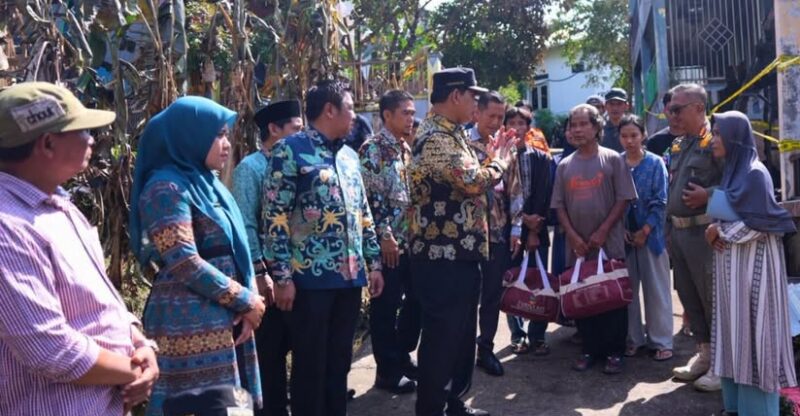 Bupati Barito Utara H. Shalahuddin bersama Wakil Bupati Felix Sonadie Y. Tingan, Sekretaris Daerah Drs. Muhlis, dan jajaran Pemkab Barito Utara berdialog dengan warga sekaligus menyerahkan bantuan saat meninjau lokasi kebakaran di Jalan Aisyah Indah RT 30, Kelurahan Lanjas, Kecamatan Teweh Tengah, Muara Teweh, Kamis (26/2/2026).