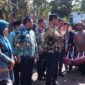 Bupati Barito Utara H. Shalahuddin bersama Wakil Bupati Felix Sonadie Y. Tingan, Sekretaris Daerah Drs. Muhlis, dan jajaran Pemkab Barito Utara berdialog dengan warga sekaligus menyerahkan bantuan saat meninjau lokasi kebakaran di Jalan Aisyah Indah RT 30, Kelurahan Lanjas, Kecamatan Teweh Tengah, Muara Teweh, Kamis (26/2/2026).