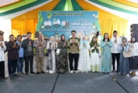 Bupati Barito Utara, H. Shalahuddin, bersama Wakil Bupati Felix Sonadie Y. Tingan, berfoto bersama tokoh masyarakat dalam acara open house Idul Fitri 1447 Hijriah, yang digelar pada Sabtu, 21 Maret 2026, di Rumah Jabatan Bupati.