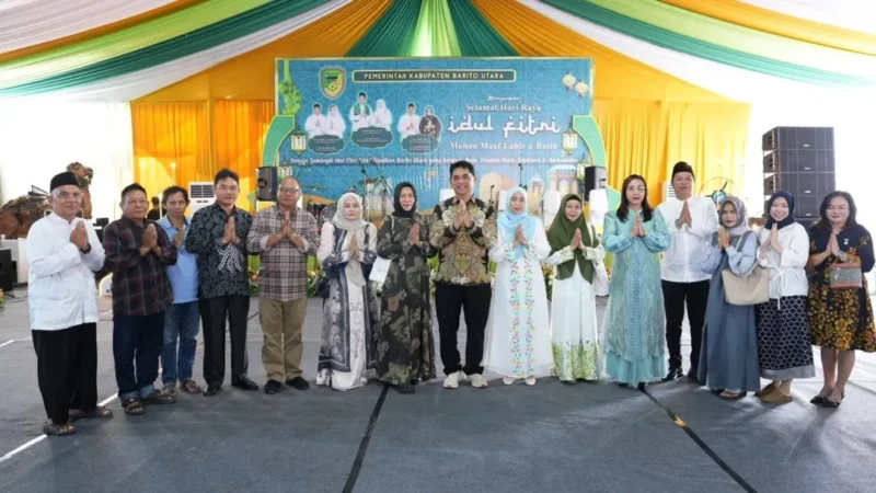 Bupati Barito Utara, H. Shalahuddin, bersama Wakil Bupati Felix Sonadie Y. Tingan, berfoto bersama tokoh masyarakat dalam acara open house Idul Fitri 1447 Hijriah, yang digelar pada Sabtu, 21 Maret 2026, di Rumah Jabatan Bupati.