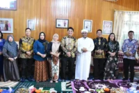 Bupati Barito Utara, H. Shalahuddin, bersama Wakil Bupati Felix Sonadie Y. Tingan, serta jajaran Pemerintah Kabupaten Barito Utara, melakukan silaturahmi dengan tokoh masyarakat setempat pada hari kedua Idul Fitri 1447 Hijriah di Muara Teweh.