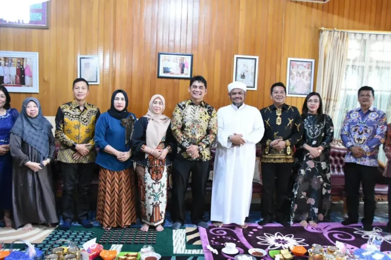 Bupati Barito Utara, H. Shalahuddin, bersama Wakil Bupati Felix Sonadie Y. Tingan, serta jajaran Pemerintah Kabupaten Barito Utara, melakukan silaturahmi dengan tokoh masyarakat setempat pada hari kedua Idul Fitri 1447 Hijriah di Muara Teweh.