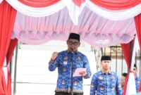 Bupati Barito Utara, H. Shalahuddin, tengah memberikan sambutan pada apel gabungan dan halal bihalal di Arena Tiara Batara, Muara Teweh, pada Rabu, 25 Maret 2026.