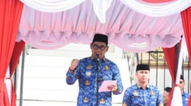 Bupati Barito Utara, H. Shalahuddin, tengah memberikan sambutan pada apel gabungan dan halal bihalal di Arena Tiara Batara, Muara Teweh, pada Rabu, 25 Maret 2026.