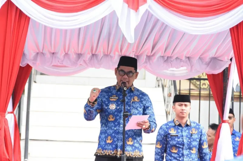 Bupati Barito Utara, H. Shalahuddin, tengah memberikan sambutan pada apel gabungan dan halal bihalal di Arena Tiara Batara, Muara Teweh, pada Rabu, 25 Maret 2026.